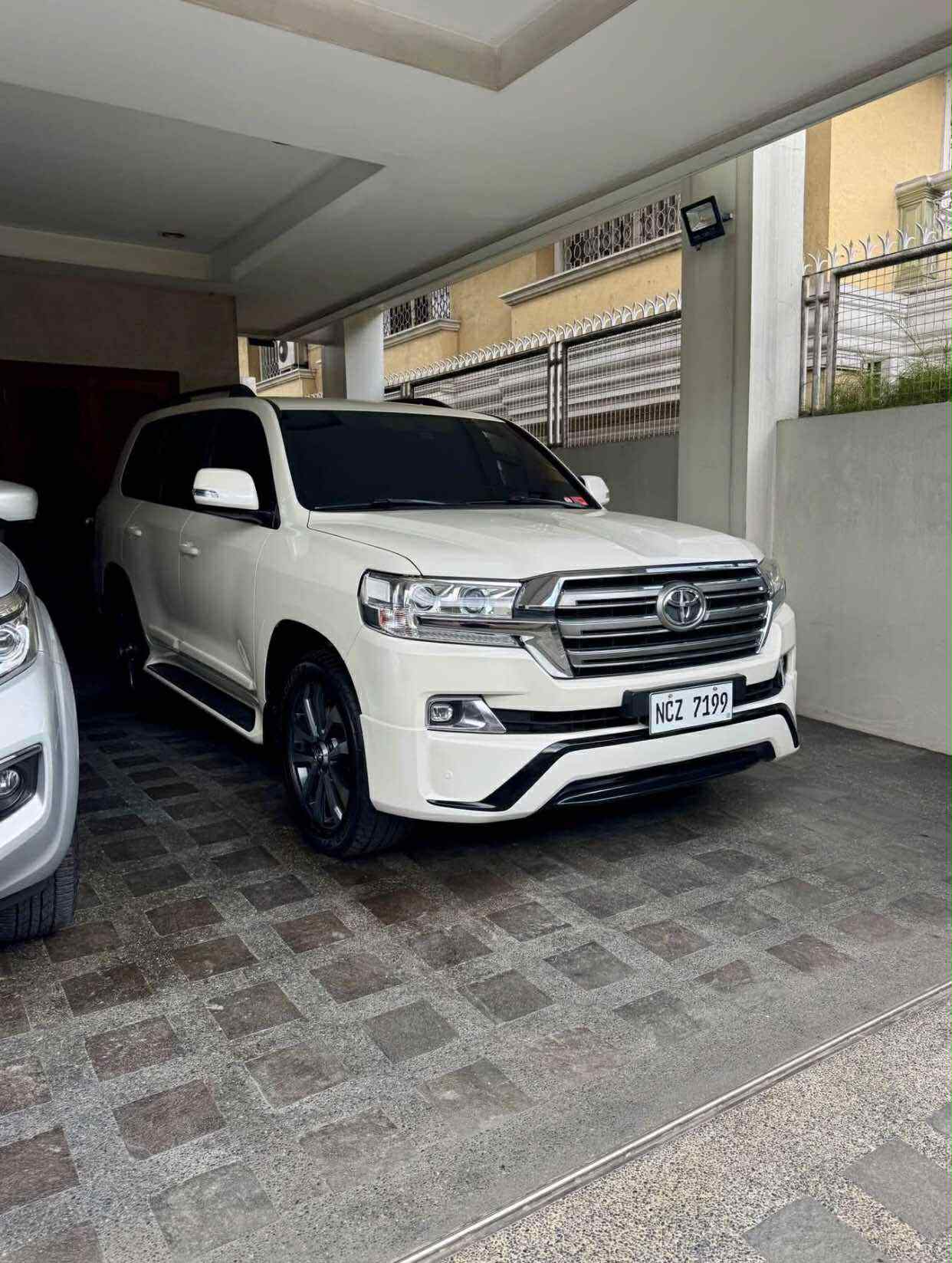 2016 Toyota Land Cruiser LC200